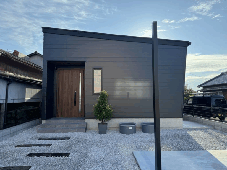 【高知市】新築住宅の外構工事事例｜シンプルな玄関まわりが印象的な施工例