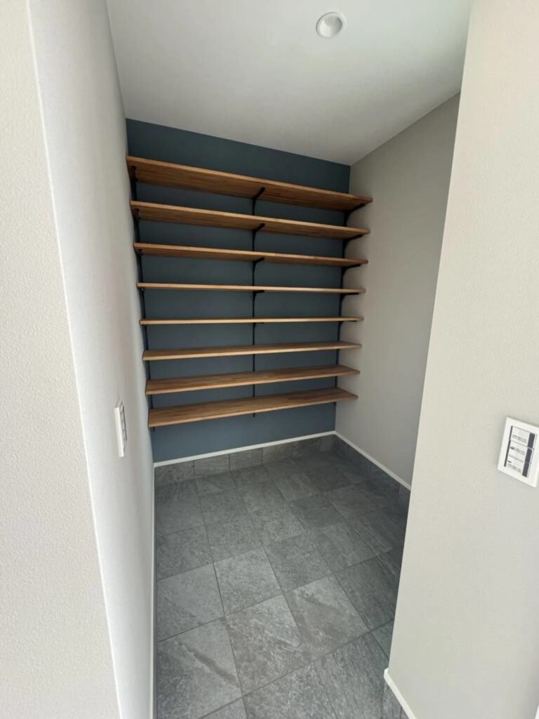 【高知市 玄関収納リフォーム】土間に可動棚を設置したシューズクローク施工事例｜大久保建築