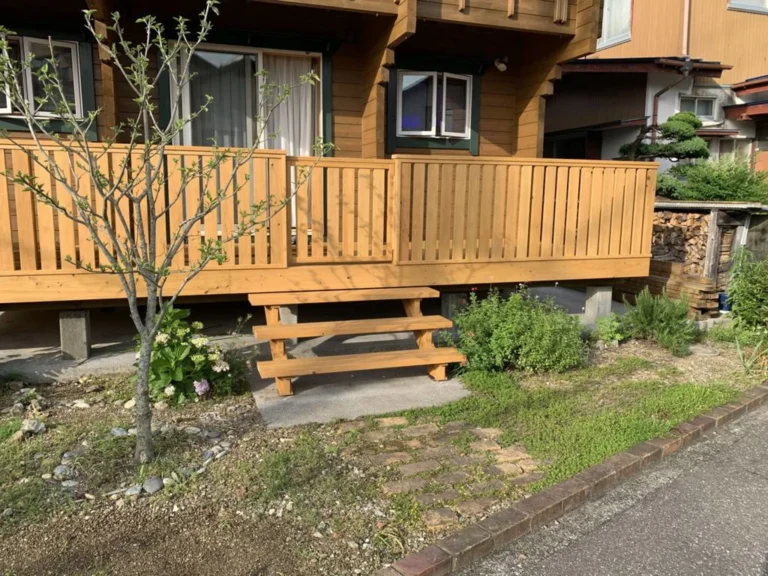 【高知市 外構工事】天然木ウッドデッキ新設工事の施工事例｜大久保建築